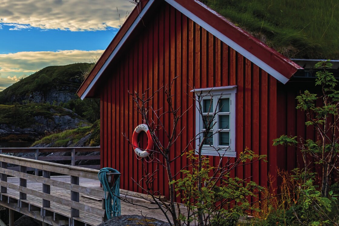 Punane suvemaja mereäärsel kaldal